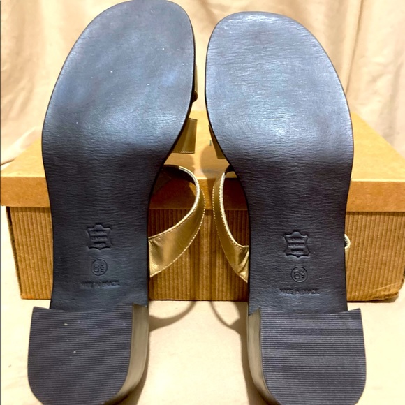 New Unisa Three Strap Gold Slip On Leather Sandals Size 8 1/2 - Picture 5 of 6